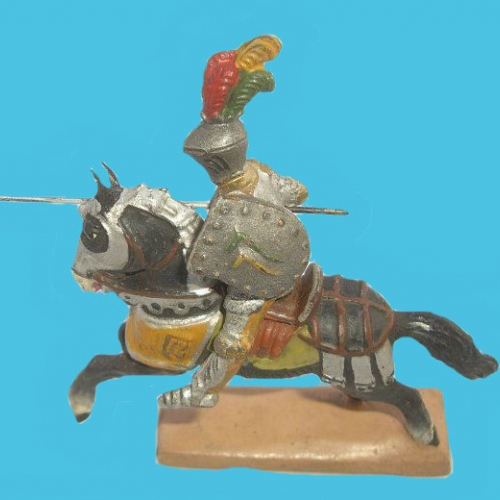 178/(13) Cavalier jouteur avec lance et heaume à plumets (non repris au catalogue).