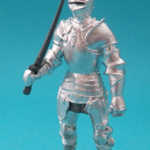 Chevalier en armure avec épée.