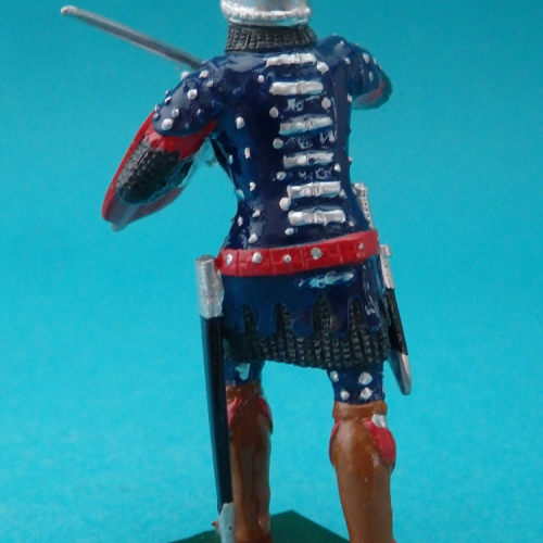 Chevalier avançant avec épée et bouclier.