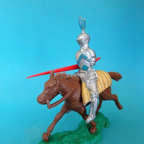 Pose 3 : Chevalier avec lance détachable.