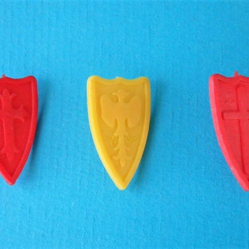 Boucliers : 3 des 5 types, aigle, croix et croix en pointes  » fleur de lys ».