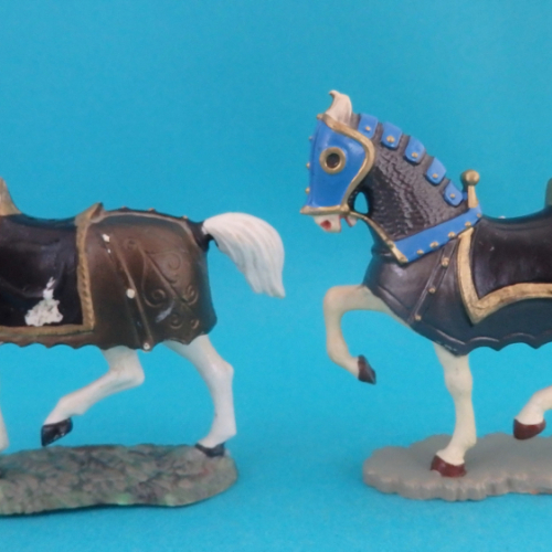 Comparaison cheval bardé 1960 à gauche et cheval bardé 1963 à droite.