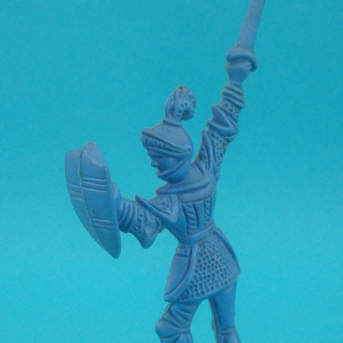 LD01 Chevalier avec épée et bouclier levés.