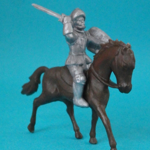 MAN10 Cavalier avec épée et bouclier brandis (échelle plus petite due au surmoulage).