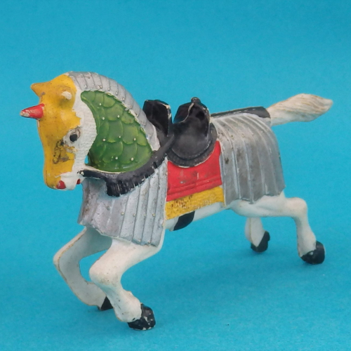 Heimo - le cheval caparaçonné.