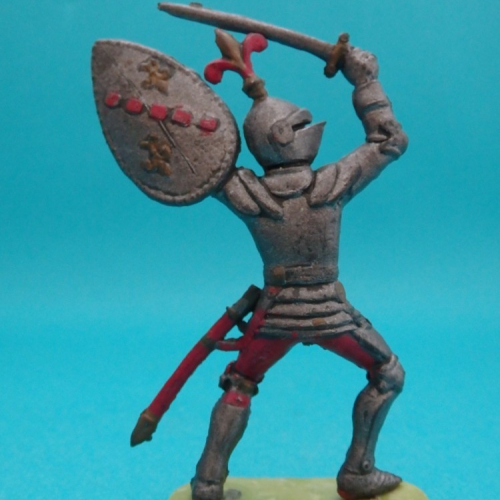 6. Chevalier avec épée et bouclier levés.