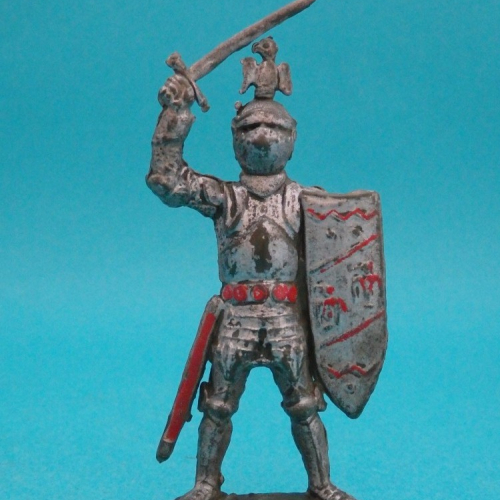 6. Chevalier avec bouclier et épée levée.