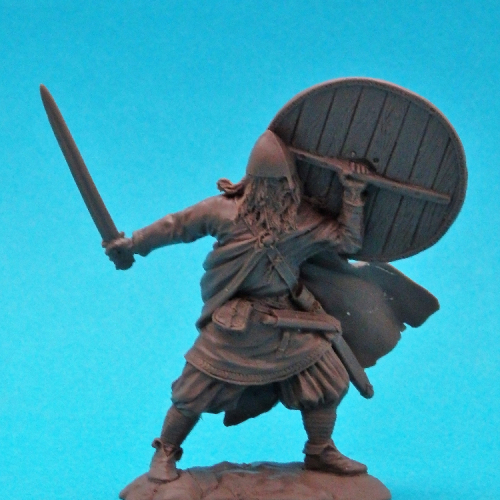 PRPL - 002  Viking avec épée et bouclier au-dessus de la tête.