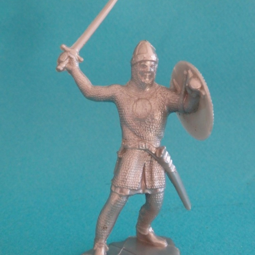 ID4 Chevalier avec épée levée et bouclier rond à tête de cheval soit le Prince Valiant.