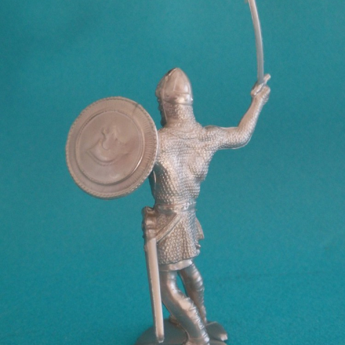 ID4 Chevalier avec épée levée et bouclier rond à tête de cheval soit le Prince Valiant.