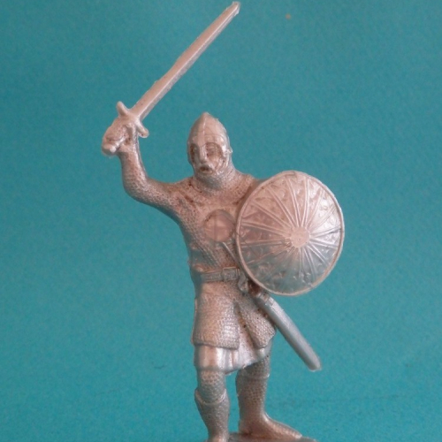 ID2 Chevalier avec épée levée et bouclier rond.