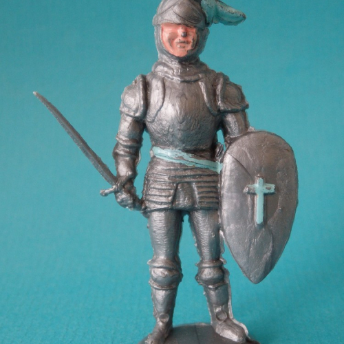 2. Chevalier avec épée levée et bouclier.