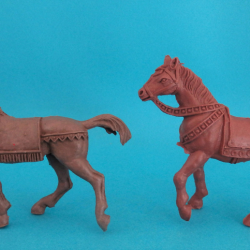 Comparaison : cheval cavalier musulman à gauche - cheval cavalier croisé à droite.