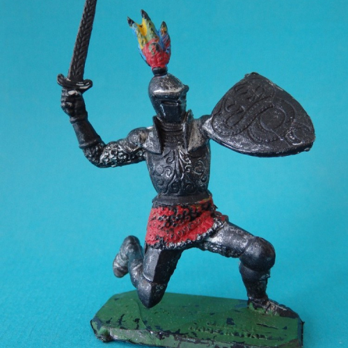 4. Chevalier à genoux avec épée et deux serpents sur le bouclier.