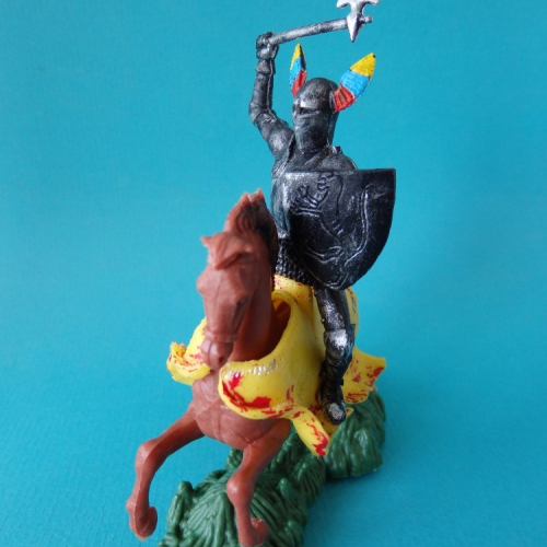 8. Chevalier monté avec hache et lion sur le bouclier.