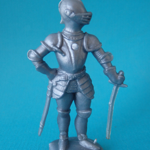 MAN/DOM 02. Chevalier tête vers la gauche, la main droite au fourreau et épée baissée.