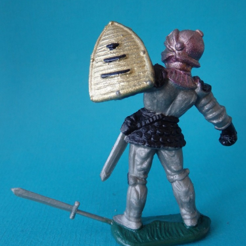 3. Chevalier épée horizontale et bouclier levé.