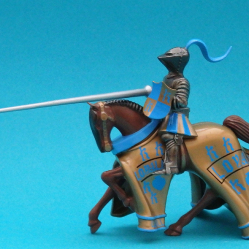 Nr 08416 Chevalier à cheval or et bleu avec lance.