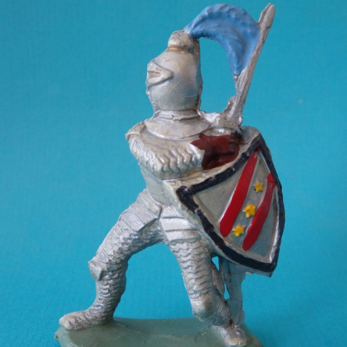 4. Chevalier avec épée au-dessus épaule gauche et bouclier triangulaire.