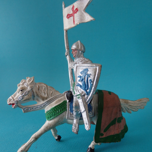 06. Cavalier porte-bannière avec bouclier (demi caparaçon sur le cheval).