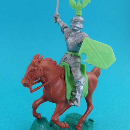 7. Chevalier avec épée à cheval.