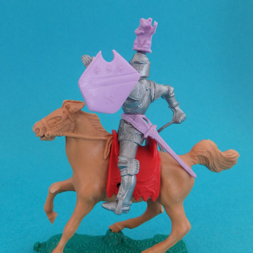 9. Chevalier avec fléau d'armes à cheval.