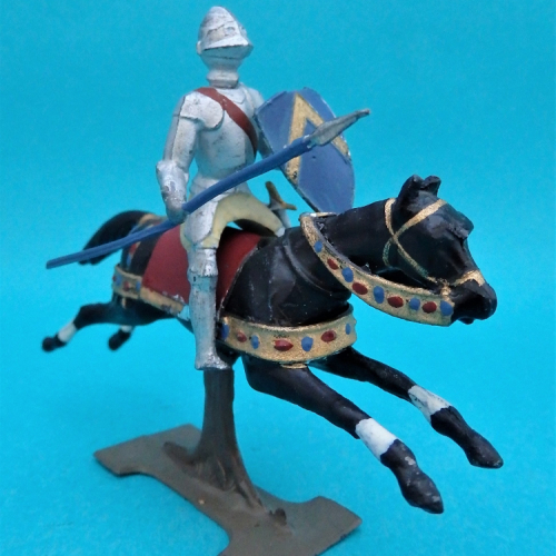 RBC020c Chevalier chargeant avec lance sur cheval au galop, casque visière fermée type 1 et écu chevron.