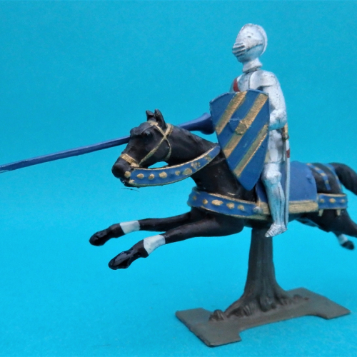 RBC020b Chevalier chargeant avec lance sur cheval au galop, casque visière fermée type 2 et écu barré.