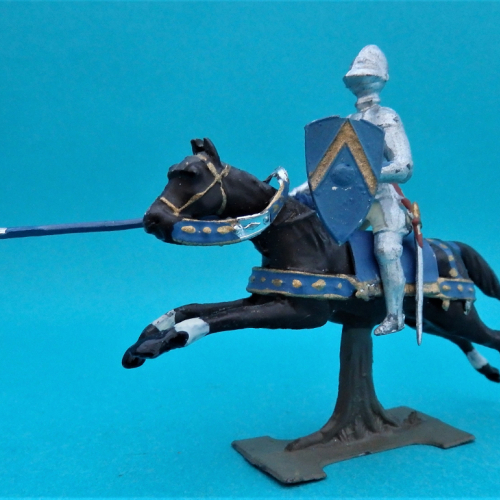 RBC020c Chevalier chargeant avec lance sur cheval au galop, casque visière fermée type 1 et écu chevron.