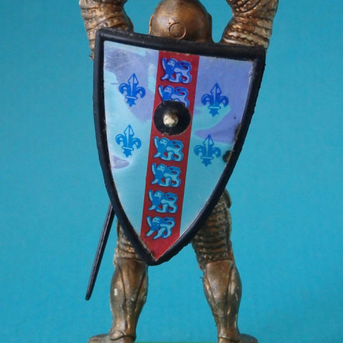 N°1057 Chevalier deux bras levés au-dessus de la tête, avec épée longue, fléau ou masse d'armes,bouclier sur le dos (China).