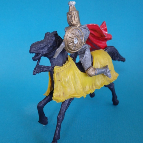 7. Cavalier jouteur avec casque surmonté d’une tour. Caparaçon avec un aigle comme motif héraldique.