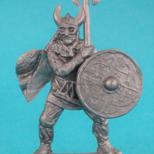CP08. Viking avec épée, bouclier et casque à cornes (perdu parmi les chevaliers).