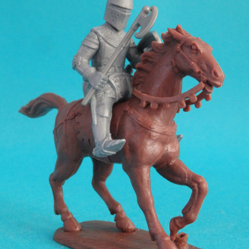 B5 - Chevalier sur cheval sellé.