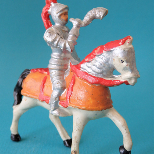 Nr 6111 Cavalier en armure sonnant du cornet, cheval au pas.