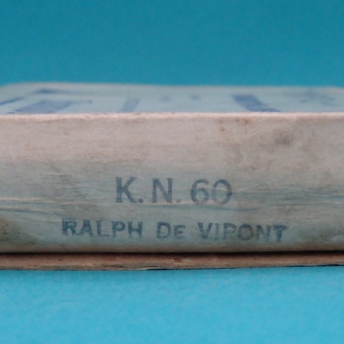 Nom du chevalier et la référence sur le côté de la boîte.