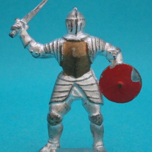 Chevalier avec épée et bouclier rond.