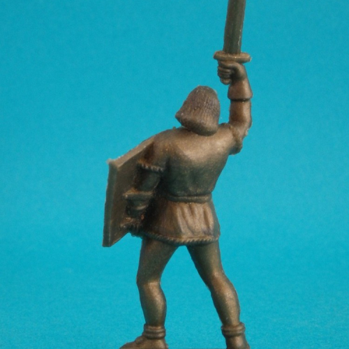 5. Chevalier nu tête avec épée levée et bouclier rectangulaire.