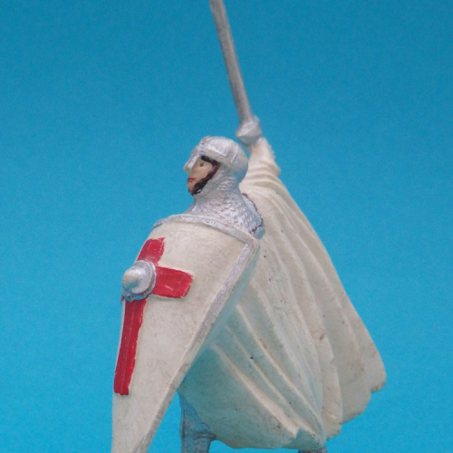 3. Croisé avec cape, épée et bouclier.