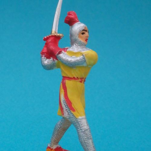 9. Chevalier avec épée brandie à deux mains.
