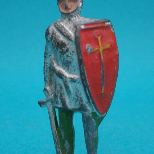 Chevalier de faction avec épée et bouclier.