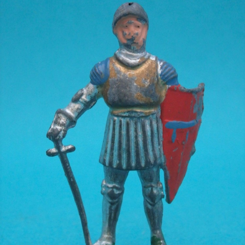 Chevalier de faction avec épée et écu.