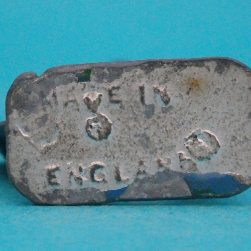 Inscription "Made in England" sous le socle.