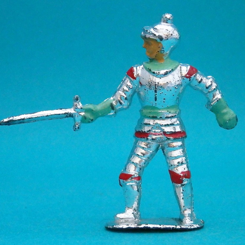 3. Chevalier en armure attaquant avec épée.