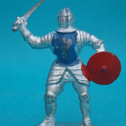 Chevalier avec épée et bouclier rond.