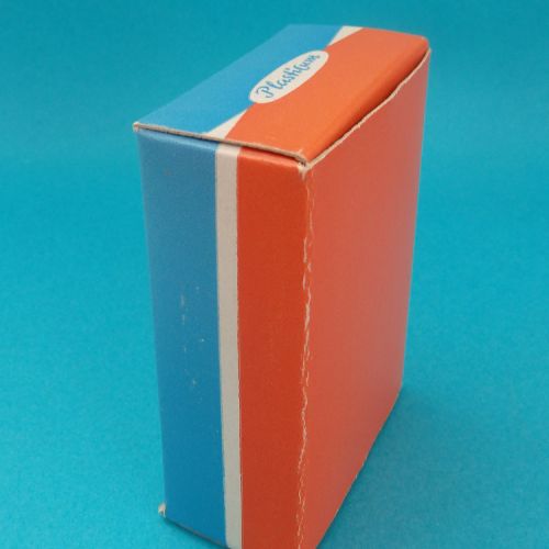 La boîte bleu ciel et orange.