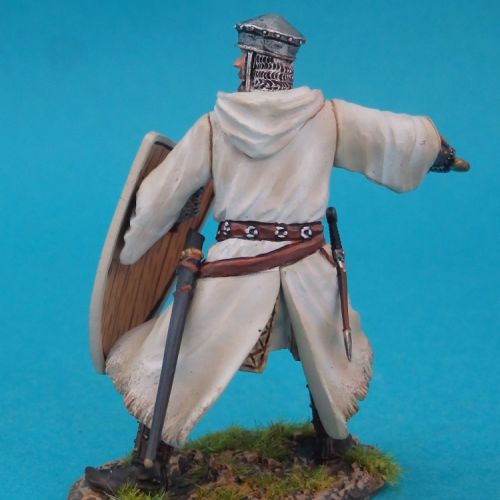 TEM005 Templier portant un casque conique avec épée et bouclier.