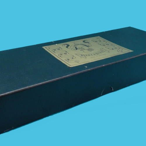 Boîte noire avec l'étiquette dorée "Plantagenet".