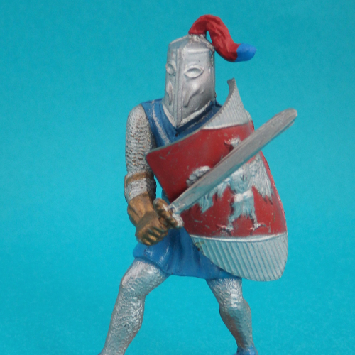 004    Chevalier en cotte de maille argent avec heaume et bouclier aigle, bras levé avec épée fixe.