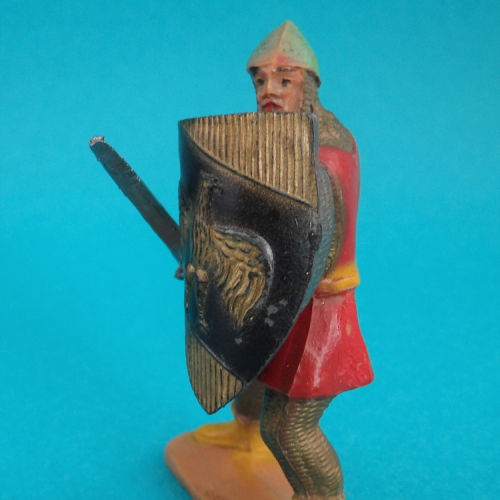 007   Chevalier en cotte de maille or avec cervelière et bouclier aigle, uniquement bras baissé, épée fixe.