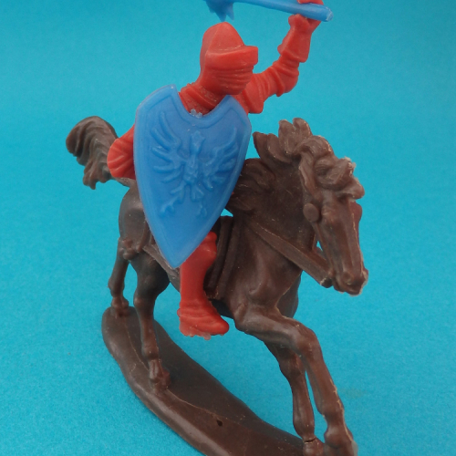 MAN18 Cavalier avec deux armes séparables, casque sans plumet, visière fermée.